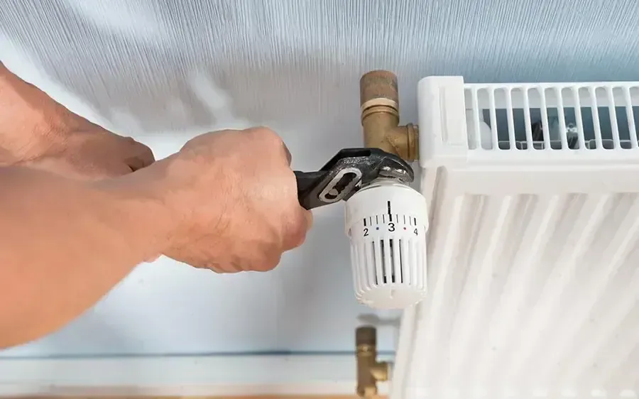 Chauffagiste contrôlant une chaudière à condensation dans l'Est du Val-d'Oise